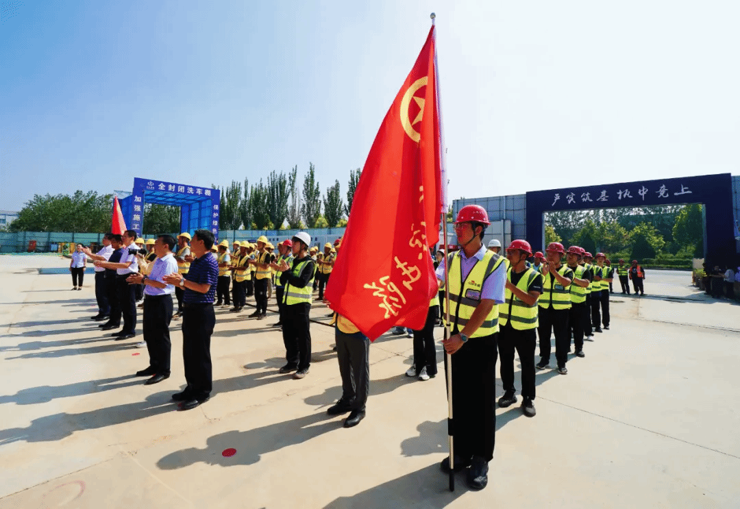 山西省人大常委會副主任、省總工會主席王純到山西建投安裝集團全國一體化算力網絡山西樞紐項目開展“夏送清涼”慰問活動