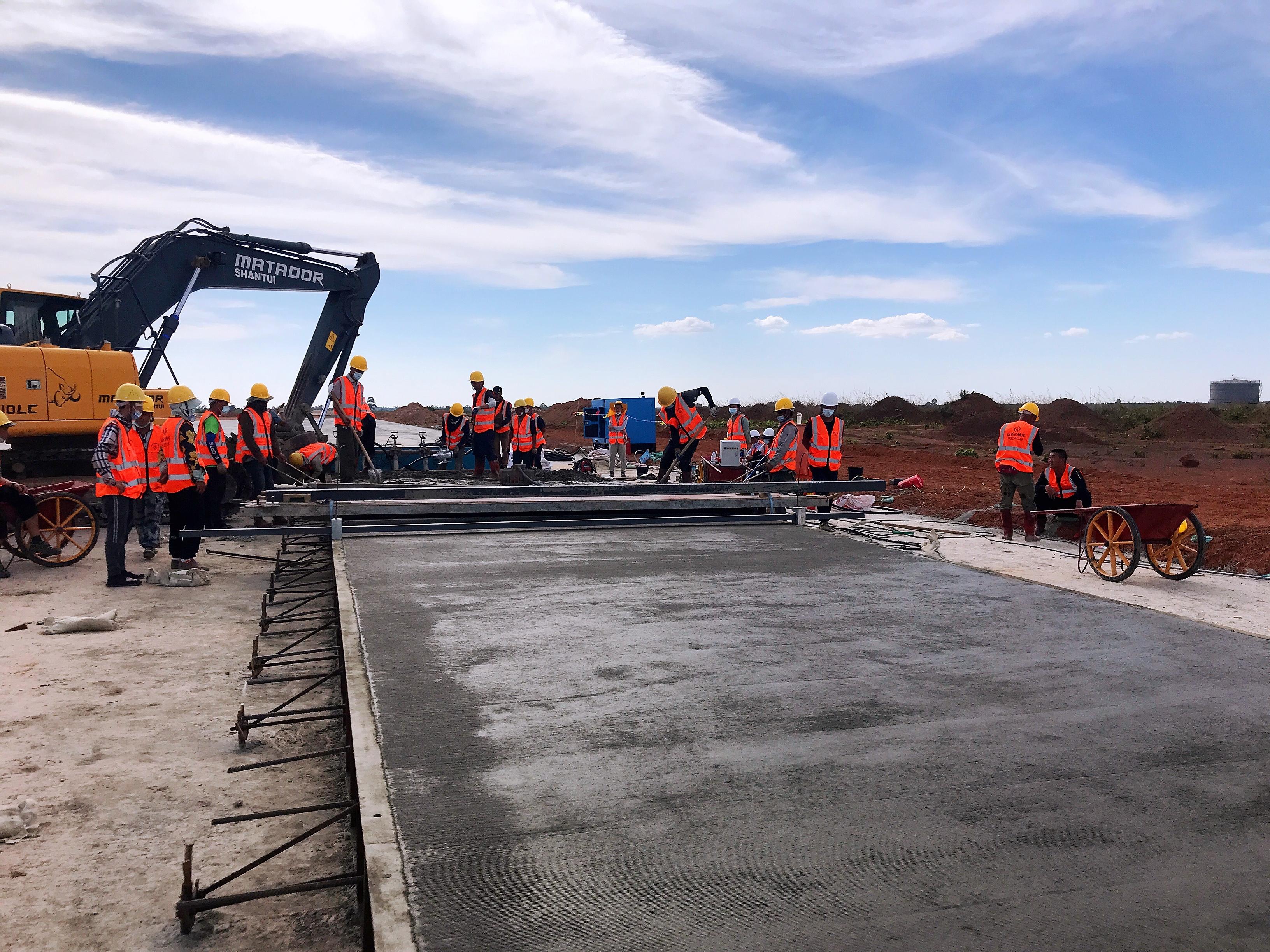 山西建投機(jī)械化集團(tuán)柬埔寨暹粒吳哥國際機(jī)場(chǎng)項(xiàng)目道面混凝土試驗(yàn)段順利實(shí)施