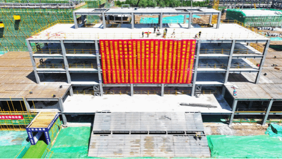 山西建投瀟河產(chǎn)業(yè)公司承建的忻師附小附中項(xiàng)目鋼結(jié)構(gòu)主體全面封頂
