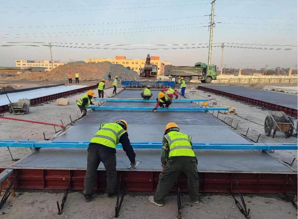 山西建投機械化集團承建的新疆烏魯木齊機場改擴建項目道面混凝土試驗段開始澆筑