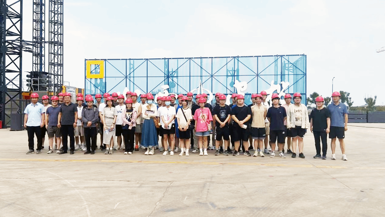 太原理工大學(xué)200余名師生來山西建投工程機(jī)械公司參觀學(xué)習(xí)