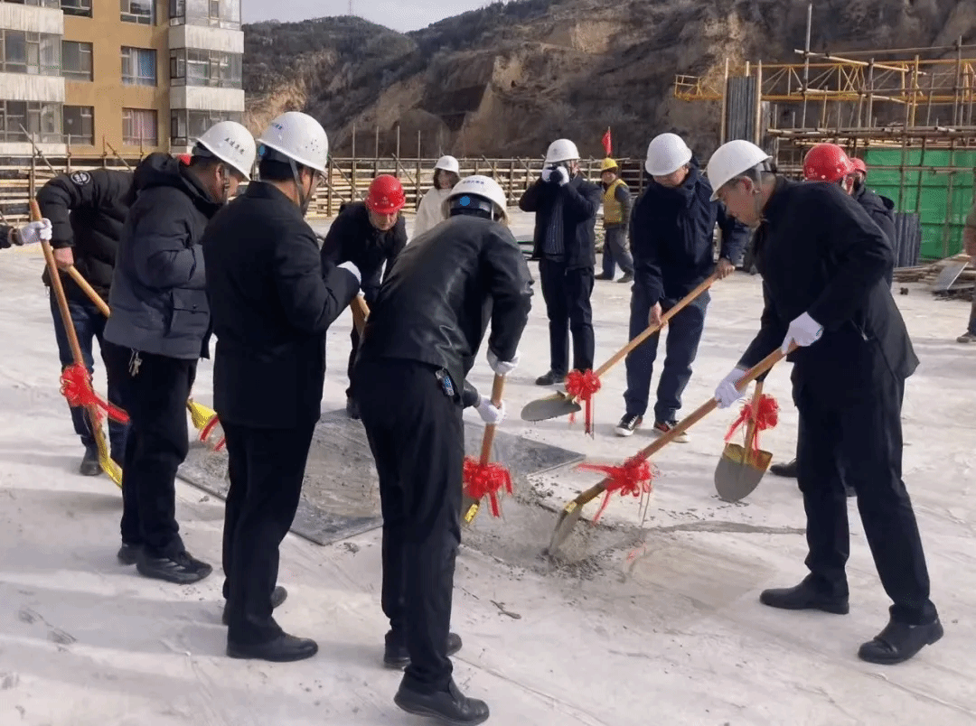 山西建投五建集團(tuán)承建的城北蘇家崖沙麻溝安置小區(qū)小學(xué)建設(shè)項(xiàng)目主體結(jié)構(gòu)全面封頂