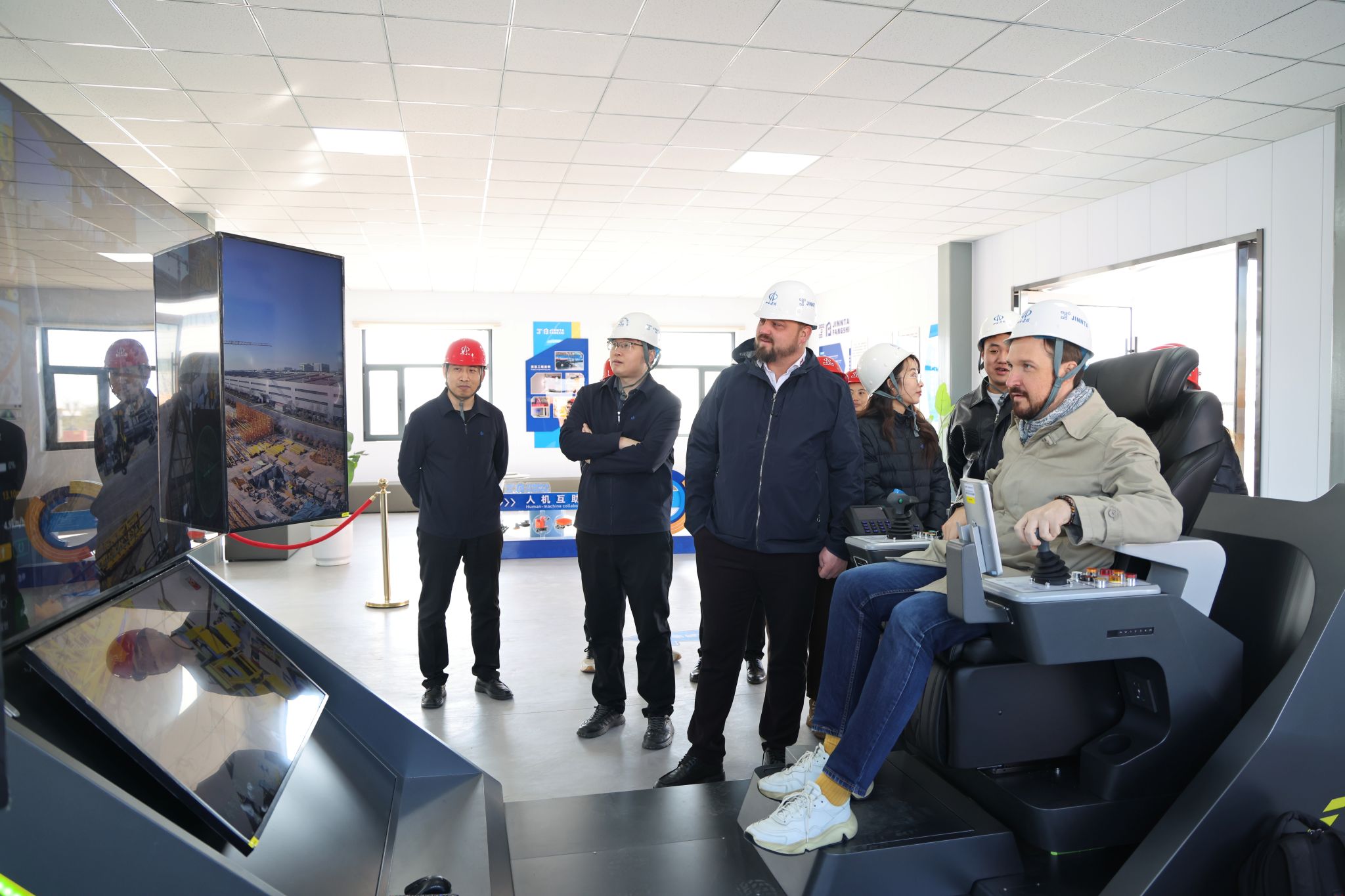 山西建投工程機(jī)械公司與俄羅斯客商開展技術(shù)、商務(wù)交流