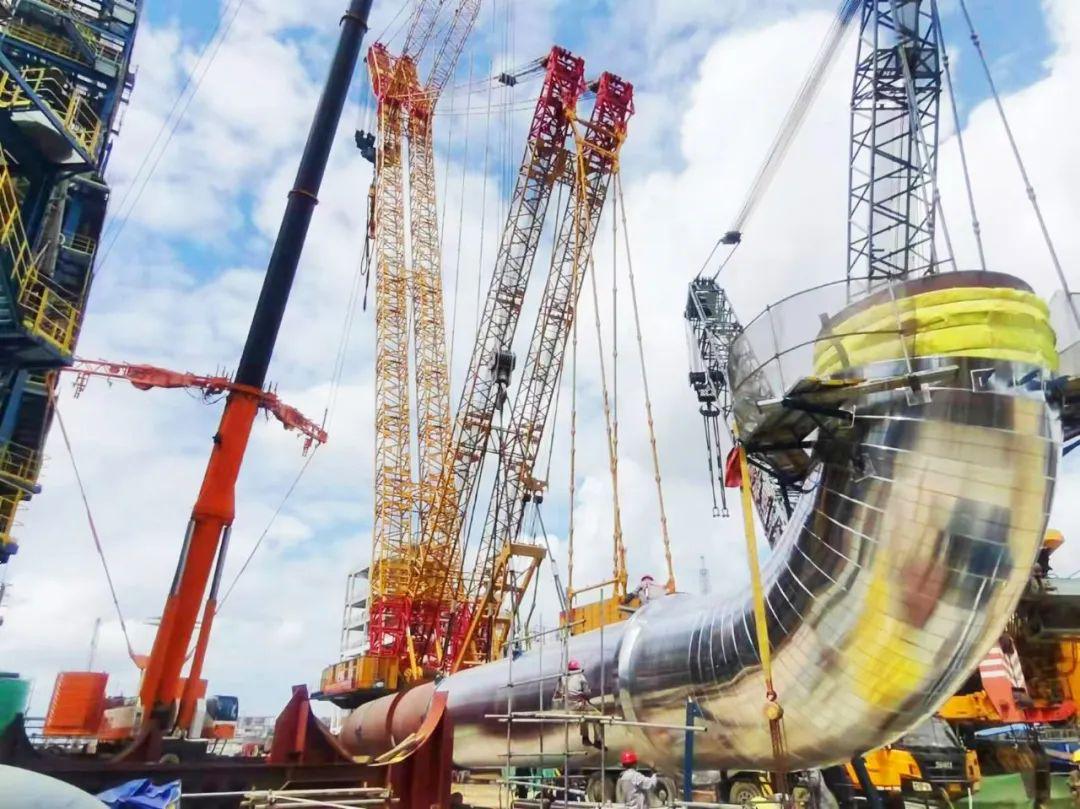 山西建投安裝集團(tuán)廣東石化項目大口徑乙苯管道成功吊裝