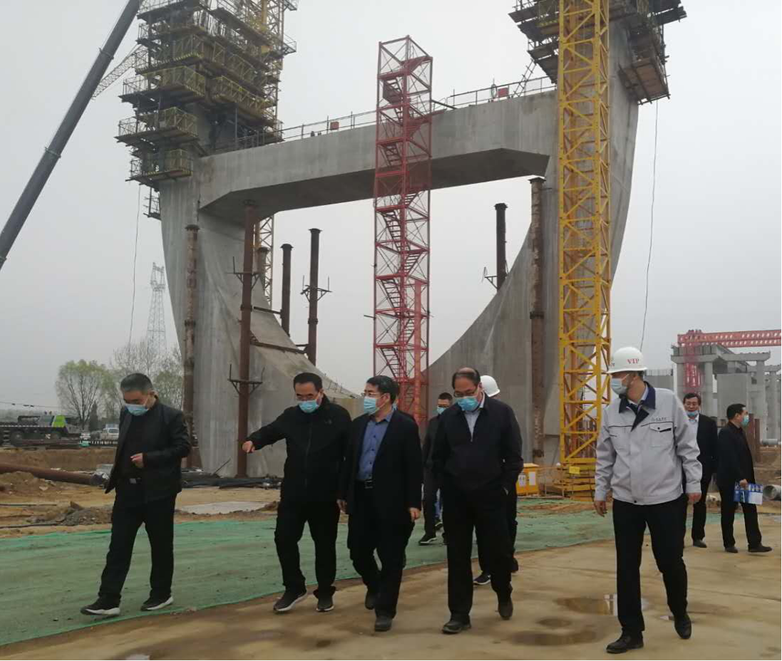晉城市委常委、常務(wù)副市長(zhǎng)張利鋒一行在山西建投承建的國(guó)道G342項(xiàng)目調(diào)研