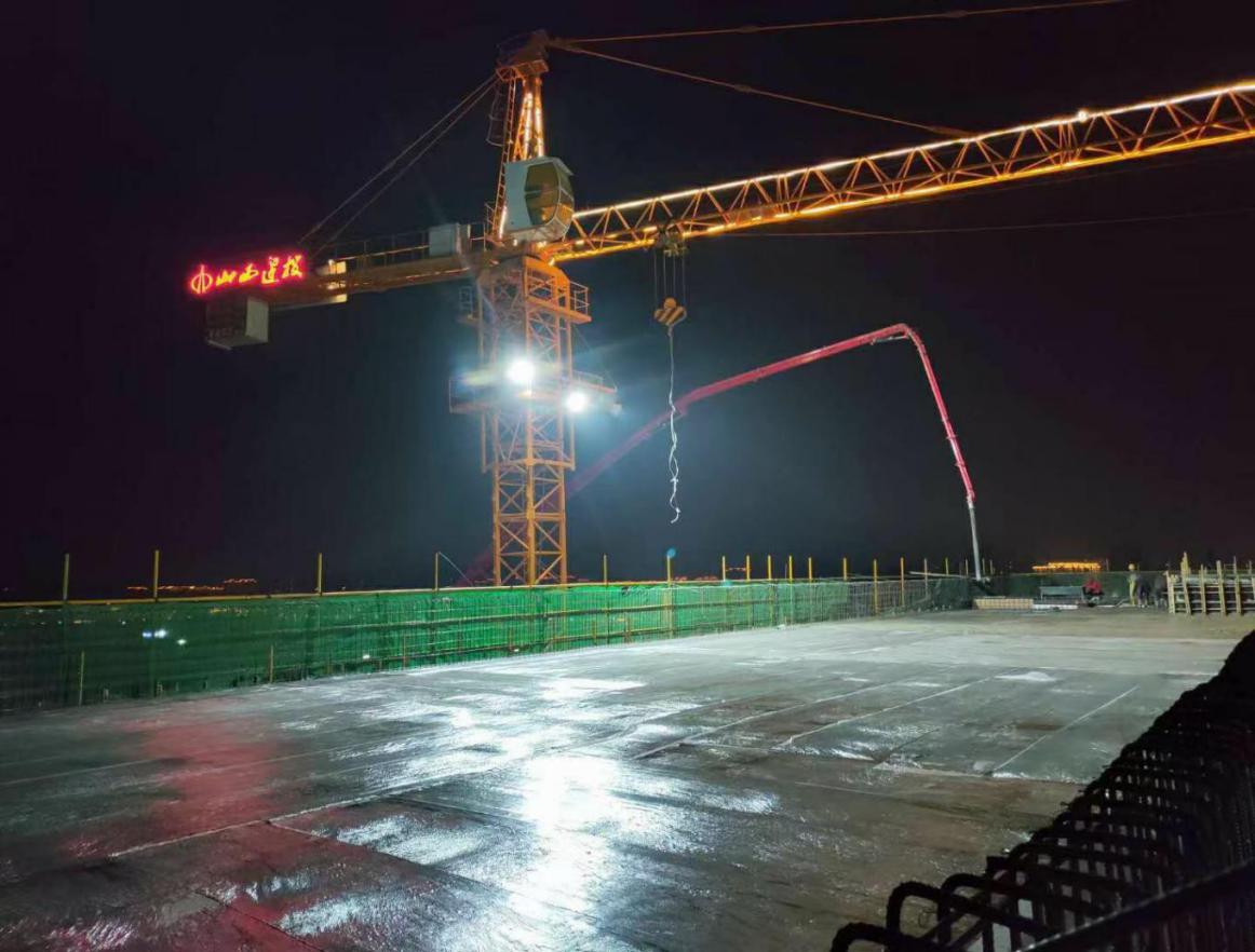 總承包部職教港項(xiàng)目行致樓順利封頂