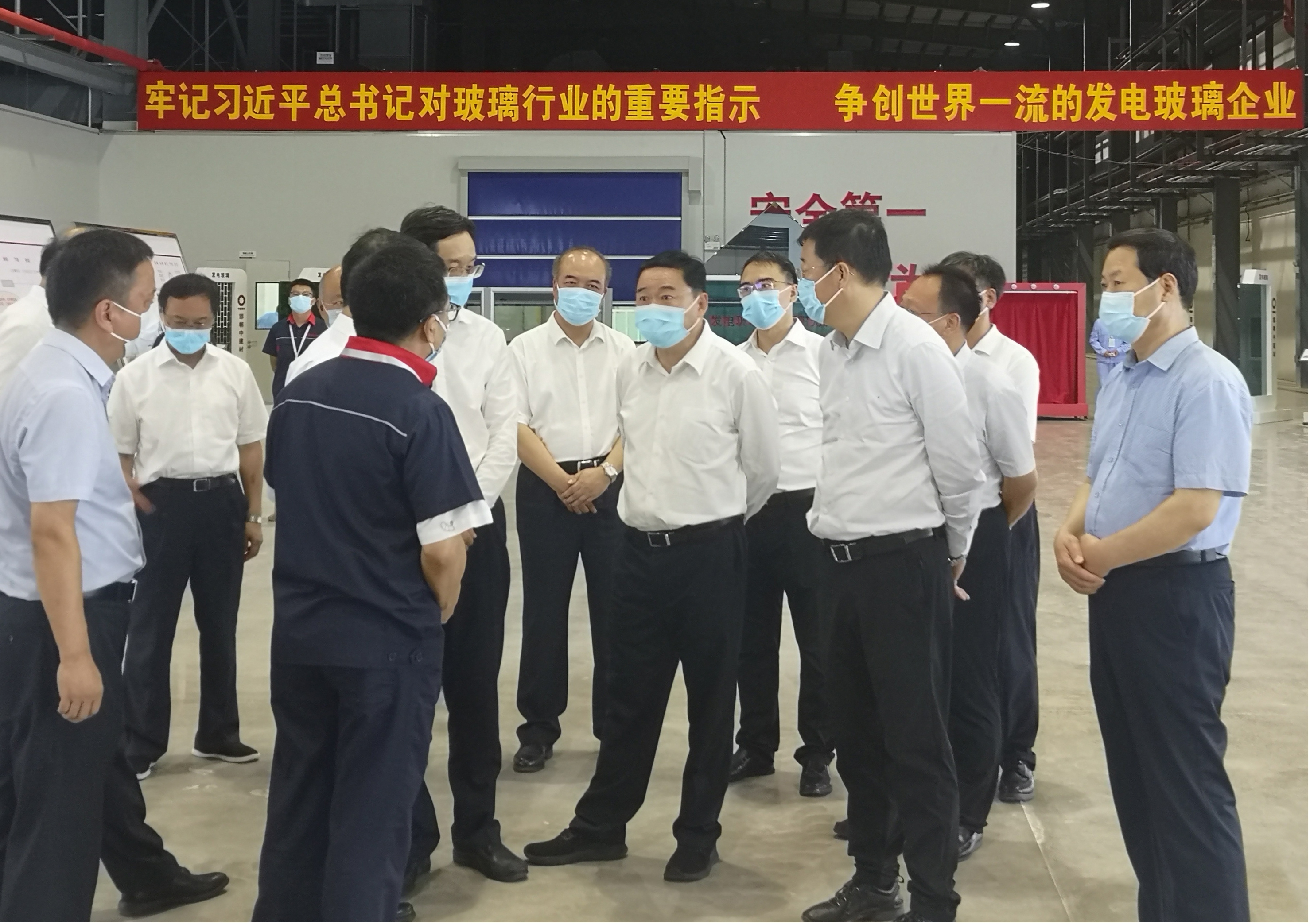 國(guó)務(wù)院國(guó)資委黨委書記、主任郝鵬在山西建投 一建集團(tuán)承建的邯鄲中建材項(xiàng)目調(diào)研