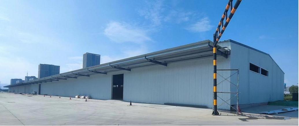 山西建投瀟河產(chǎn)業(yè)公司承建的海爾物流薛店倉庫項目鋼結(jié)構(gòu)主體順利封頂