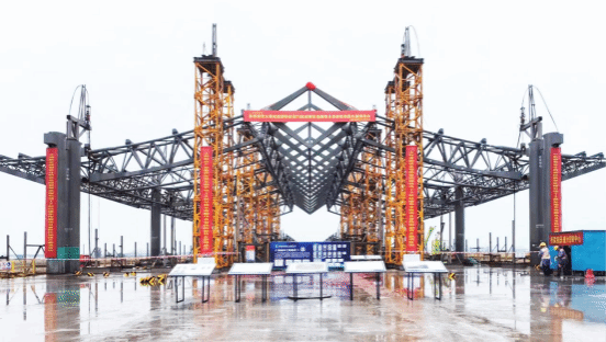 山西建投瀟河產(chǎn)業(yè)公司承建的太原武宿國(guó)際機(jī)場(chǎng)T3航站樓東、西指廊項(xiàng)目屋蓋桁架首段提升圓滿成功