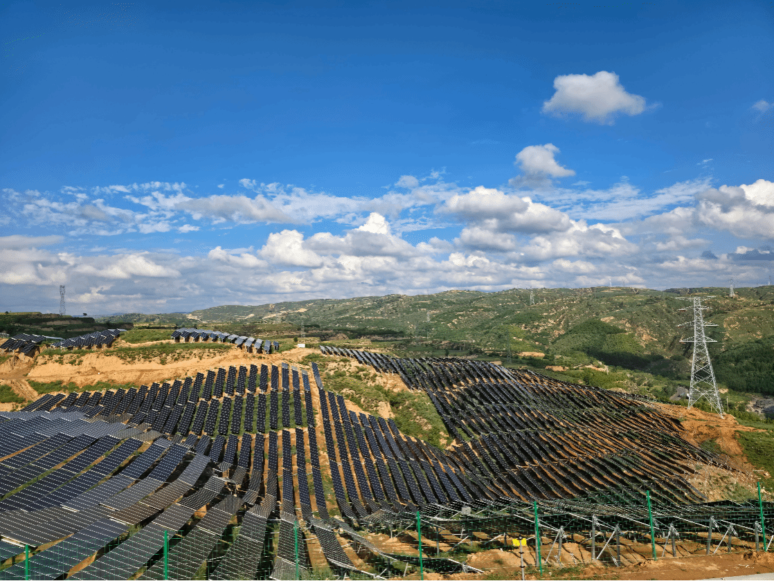 山西建投一建集團山西華電保德100MW光伏項目：荒山溝壑變綠電基地 刷新“山地速度”