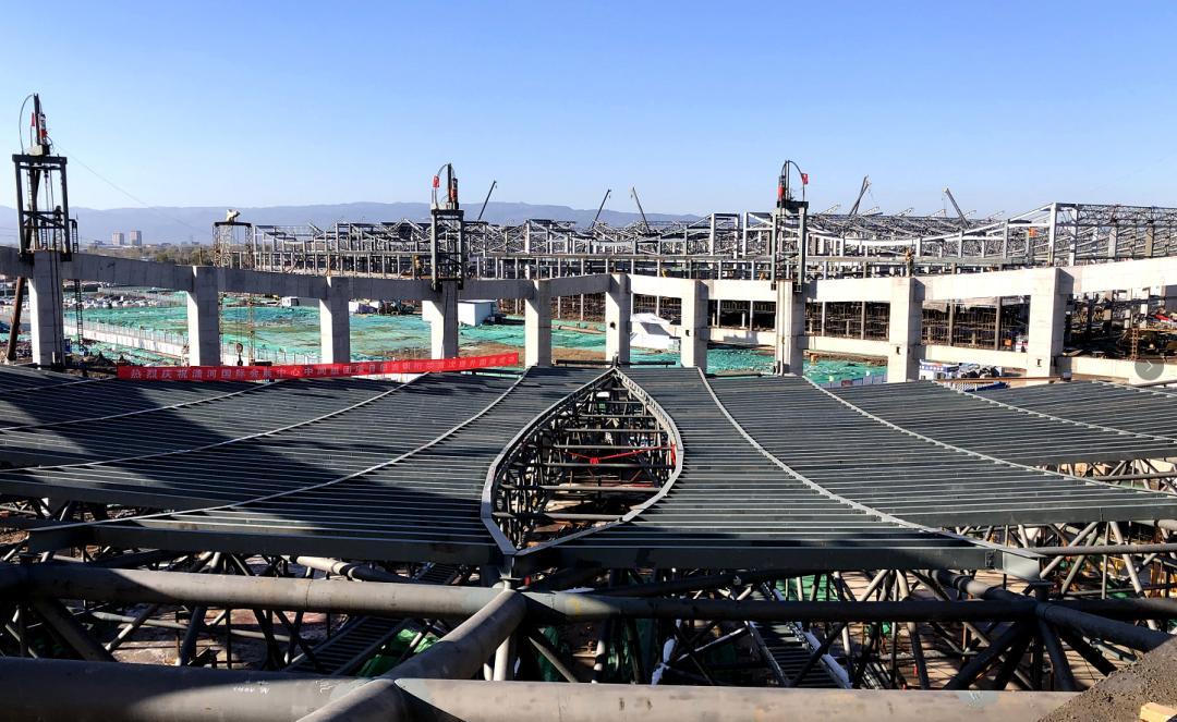 瀟河國(guó)際會(huì)展中心中間組團(tuán)A區(qū)屋面桁架整體提升圓滿成功