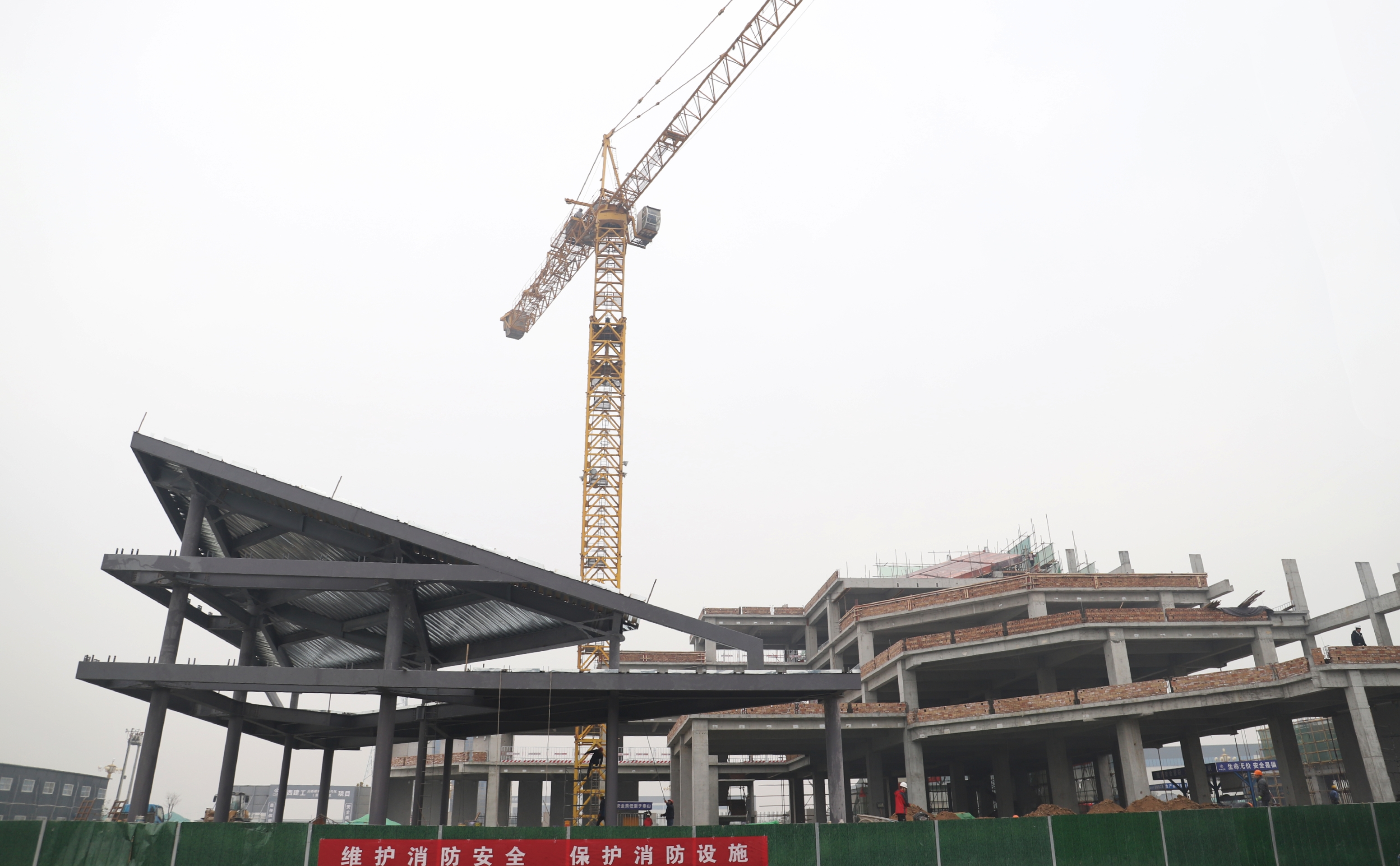 山西建投晉南園區(qū)辦公樓裝配式預(yù)制外墻板吊裝進(jìn)行中