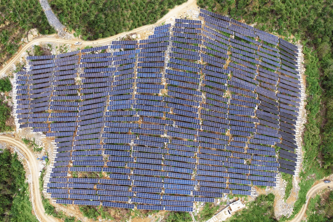 山西建投安裝集團(tuán)大唐富陽(yáng)萬(wàn)市擴(kuò)容37MW光伏復(fù)合發(fā)電項(xiàng)目柔性支架樣板首并區(qū)并網(wǎng)成功