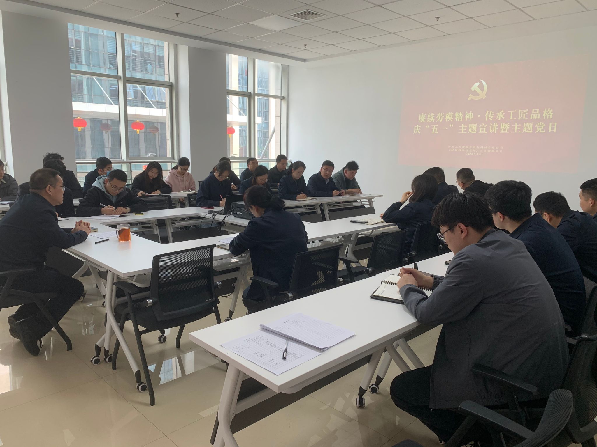 賡續(xù)勞模精神 傳承工匠品格  云數(shù)智公司舉行慶“五一”主題宣講暨主題黨日活動(dòng)