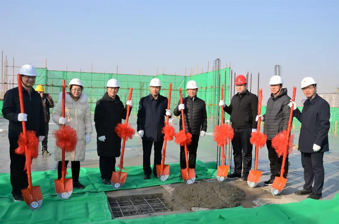 山西建投建工集團(tuán)曲沃縣人民醫(yī)院綜合樓建設(shè)項(xiàng)目主體結(jié)構(gòu)順利封頂