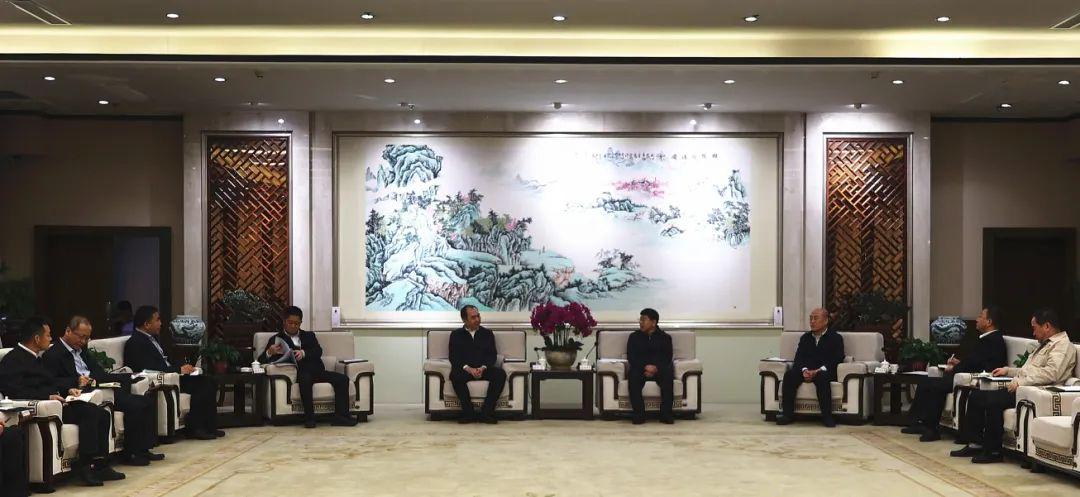 孫波與汾酒集團(tuán)黨委書記、董事長(zhǎng)袁清茂舉行工作會(huì)談