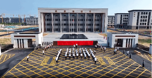 山西建投六建集團(tuán)承建的萬榮中學(xué)遷建項(xiàng)目正式揭牌投入使用