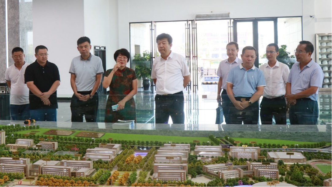 山西省人力資源和社會(huì)保障廳黨組成員、副廳長(zhǎng)在山西建投承建的職教港項(xiàng)目調(diào)研