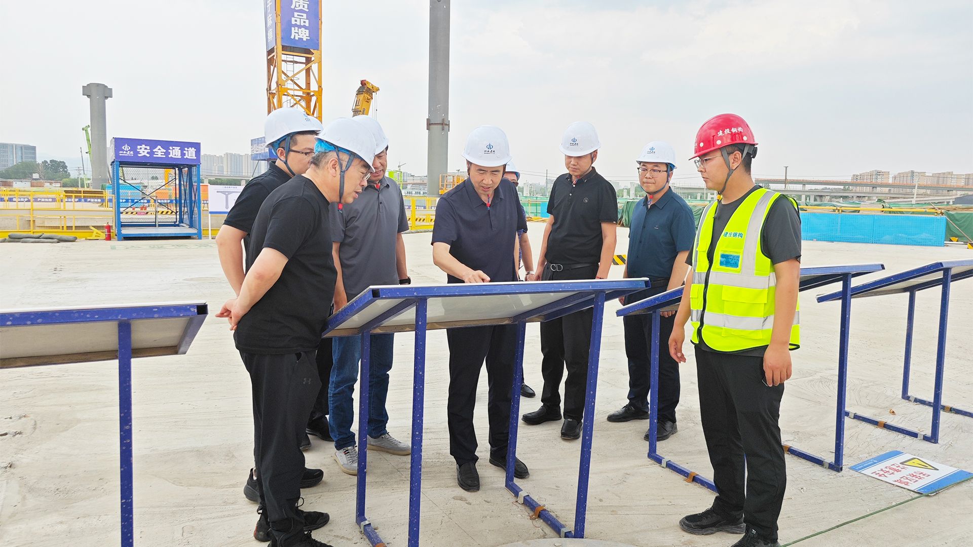 中國鐵設(shè)公路事業(yè)部、山西交科檢測領(lǐng)導(dǎo)一行到山西建投瀟河產(chǎn)業(yè)公司承建項(xiàng)目考察交流
