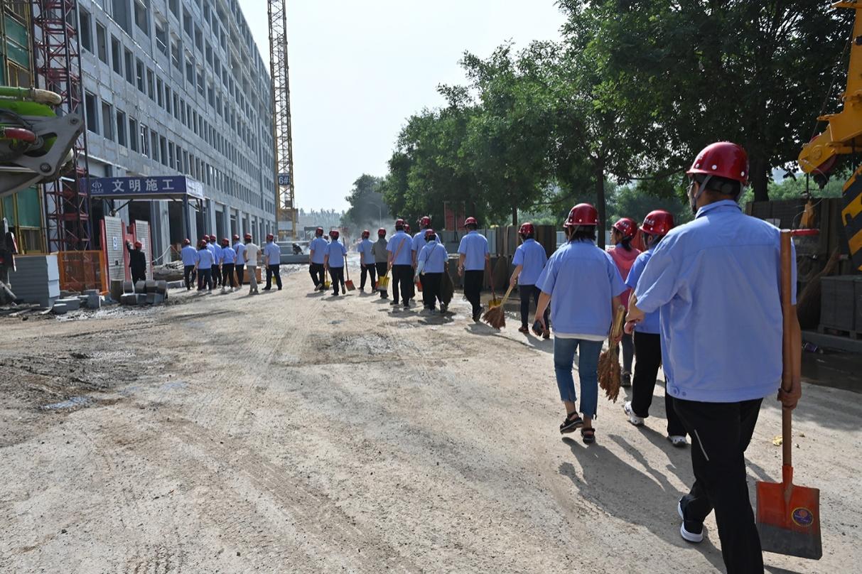 山西建投四建集團(tuán)在山西工程科技職業(yè)大學(xué)項(xiàng)目進(jìn)行義務(wù)勞動(dòng)