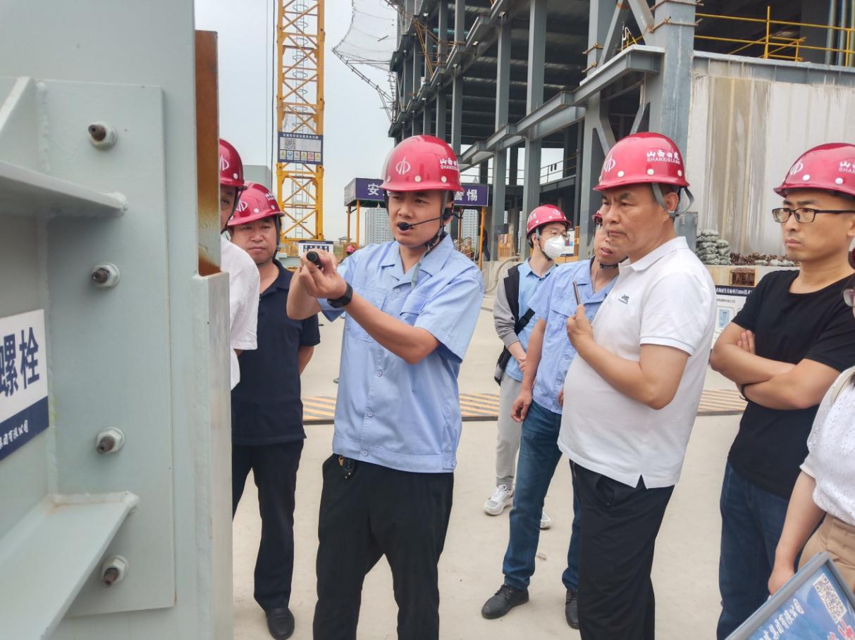 省鋼結(jié)構(gòu)協(xié)會專家在山西建投四建集團(tuán)承建的基因診斷及藥物研發(fā)基地項(xiàng)目觀摩指導(dǎo)