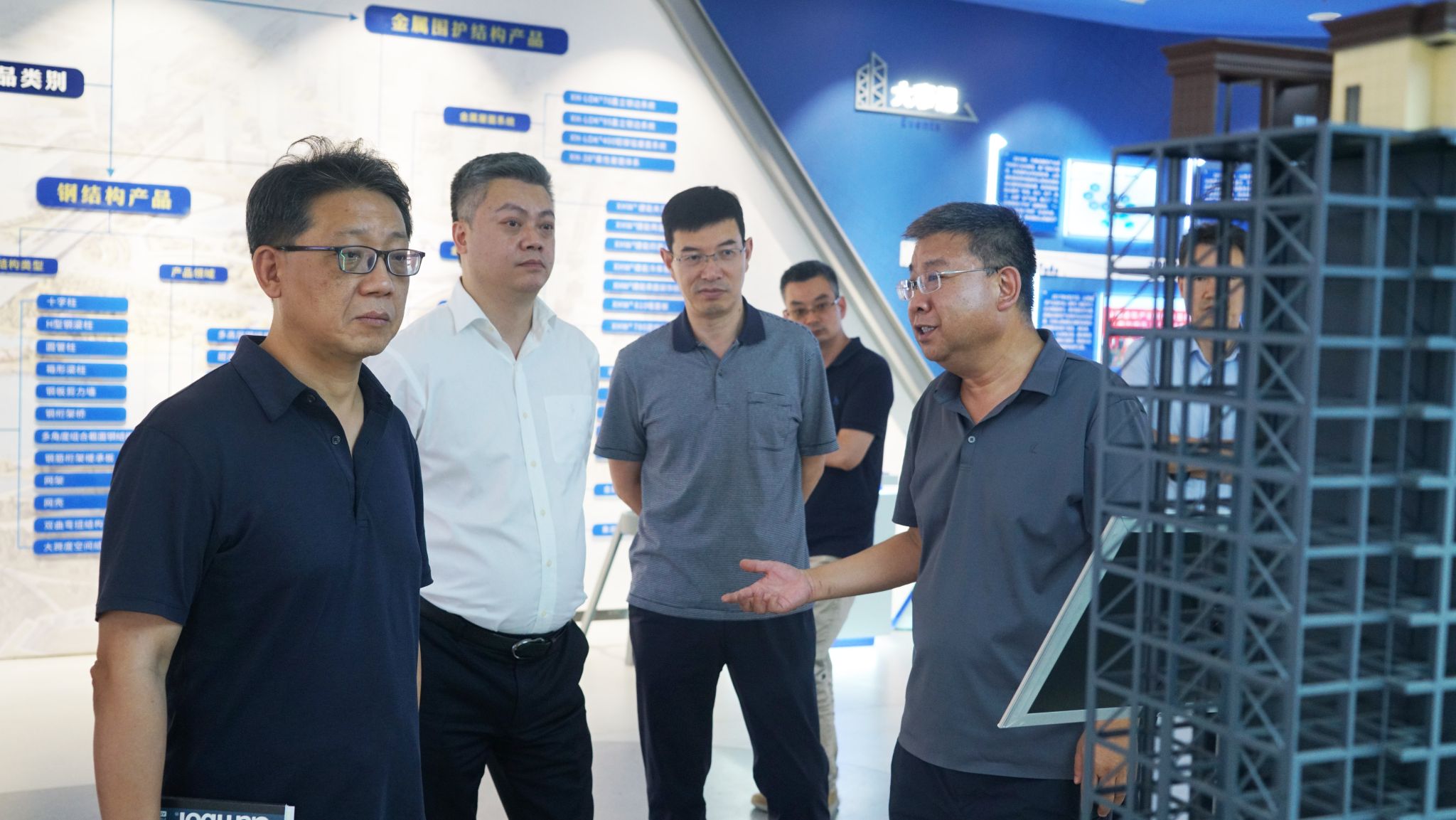 上海交通大學(xué)吳鎮(zhèn)遠(yuǎn)空氣動(dòng)力學(xué)研究中心主任、航空航天學(xué)院長(zhǎng)聘教授劉洪一行到山西建投瀟河產(chǎn)業(yè)公司參觀交流